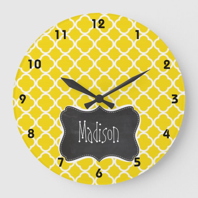 Golden Yellow Moroccan Quatrefoil; Chalkboard look Große Wanduhr (Vorderseite)