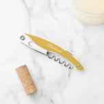 Golden Yellow Personalisiert Wedding Bridesmaid Kellnermesser<br><div class="desc">Der goldgelbe,  goldfarbene Korkenzieher für Ihre Hochzeitsjungfrau mit ihrem Namen auf der Rückseite und in weißem,  stilisiertem Schrift gedruckt. Personalisieren Sie den Korkenzieher,  indem Sie den Namen Ihres Helfers durch Ihren Namen ersetzen. Erhältlich in vielen beliebten Hochzeitsfarben.</div>