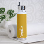 Golden Yellow Personalisiert Wedding Bridesmaid Trinkflasche<br><div class="desc">Gönnen Sie Ihrer Hochzeitsjury oder Ihrer Trauzeugin diese trendige,  vakuumisolierte Wasserflasche,  die ihren Namen in einem weißen Stilisschrift auf einem goldgelben Hintergrund,  der zu Ihrem Hochzeitsfarbenschema passt,  enthält. Stellen Sie die Flasche nach Belieben durch Bearbeiten und Ersetzen des Namens durch Ihren eigenen Namen ein. Wählen Sie Ihre Wasserflasche.</div>