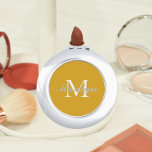 Golden Yellow Stylisierte Wedding Bridesmaid Monog Taschenspiegel<br><div class="desc">Ein personalisierter Kompaktspiegel für Ihre Hochzeitsjubiläumsjacke oder Ihre Trauzeugin,  deren Initial und Name auf einem trendigen,  goldgelben Hintergrund stilisiert ist. Bearbeiten,  um Initial und Namen zu ersetzen. Wählen Sie Ihren kompakten Spiegelstil aus. Erhältlich in vielen beliebten Hochzeitsfarben.</div>