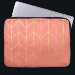Golden Zickzack Coral Rosa Hintergrund Moderner Ch Laptopschutzhülle<br><div class="desc">Zeitgenössisches, goldgeflochtenes Zickzack Muster auf einem korallenrosa, massiven Farbhintergrund. GraphicsByMimi ©. (Goldfolie ist ein gedruckter Foto-Effekt). Verwenden Sie, um Ihre eigene Geschenkidee für Sie oder Ihre Freunde und Familie zu kreieren, indem Sie sie mit Ihrem Namen, Monogramm, Text oder Foto personalisieren oder als verlassen. Andere Farben und Stile sind in...</div>
