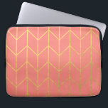 Golden Zickzack Coral Rosa Hintergrund Moderner Ch Laptopschutzhülle<br><div class="desc">Zeitgenössisches, goldgeflochtenes Zickzack Muster auf einem korallenrosa, massiven Farbhintergrund. GraphicsByMimi ©. (Goldfolie ist ein gedruckter Foto-Effekt). Verwenden Sie, um Ihre eigene Geschenkidee für Sie oder Ihre Freunde und Familie zu kreieren, indem Sie sie mit Ihrem Namen, Monogramm, Text oder Foto personalisieren oder als verlassen. Andere Farben und Stile sind in...</div>