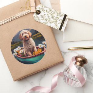 Goldendoodle auf einem Paddel: Ein landschaftliche Runder Aufkleber