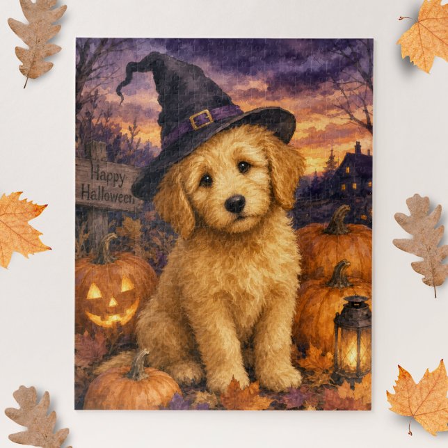 Goldendoodle Hexenhut Kürbis (Jigsaw puzzle with a Goldendoodle puppy wearing a witch's hat, laid flat on a surface with leaves.)