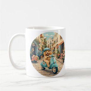 Goldendoodle-Hund fährt Roller durch europäische S Kaffeetasse