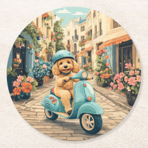 Goldendoodle-Hund fährt Roller durch europäische S Runder Pappuntersetzer
