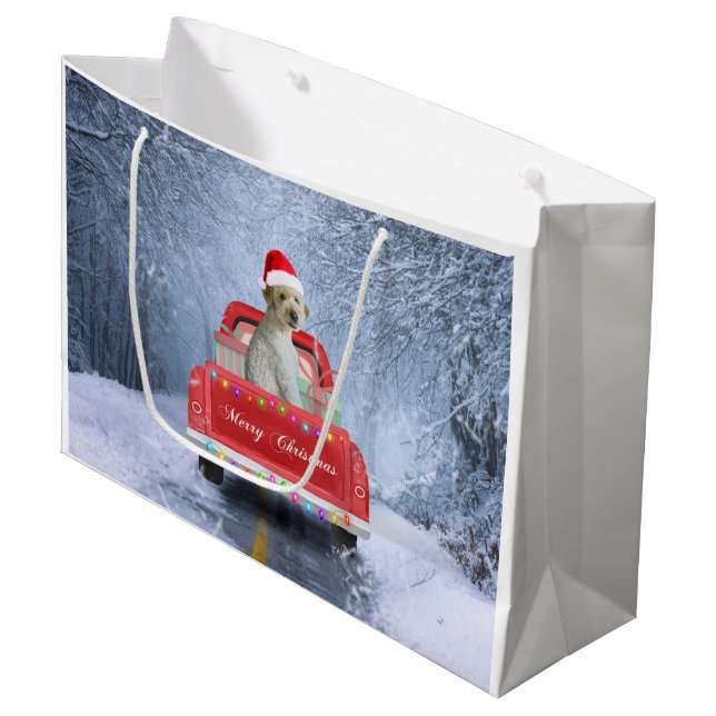 Goldendoodle Hund im Schnee sitzen in Weihnachten Große Geschenktüte (Vorderseite Schrägansicht)