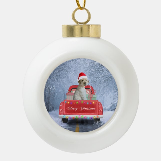 Goldendoodle Hund im Schnee sitzen in Weihnachten Keramik Kugel-Ornament (Vorderseite)