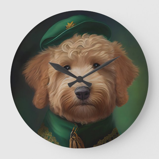 Goldendoodle Hund in St. Patrick's Day Dress Große Wanduhr (Vorderseite)