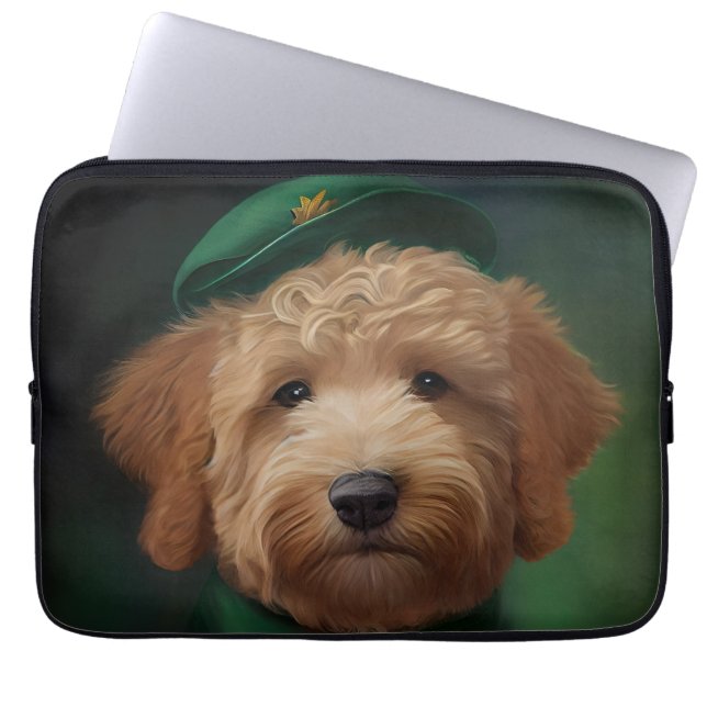 Goldendoodle Hund in St. Patrick's Day Dress Laptopschutzhülle (Vorderseite)