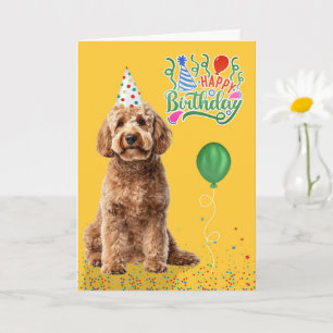 Goldendoodle-Hund mit Partyhut auf gelbem Geburtst Karte