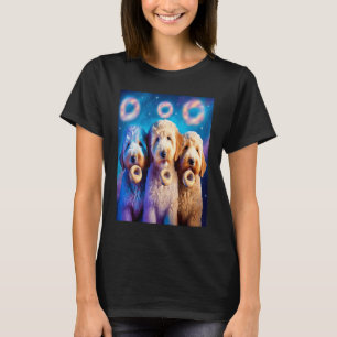 Goldendoodle im Weltraum mit Donuts Niedliche Dood T-Shirt