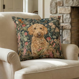 Goldendoodle in einem William-Morris-Stil-Garten Kissen