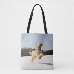 Goldendoodle läuft durch Felder Tasche