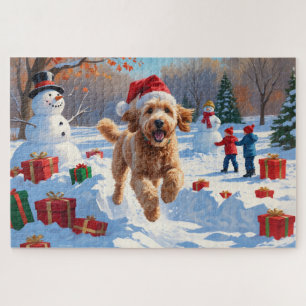 Goldendoodle läuft im Schnee mit Weihnachtshut