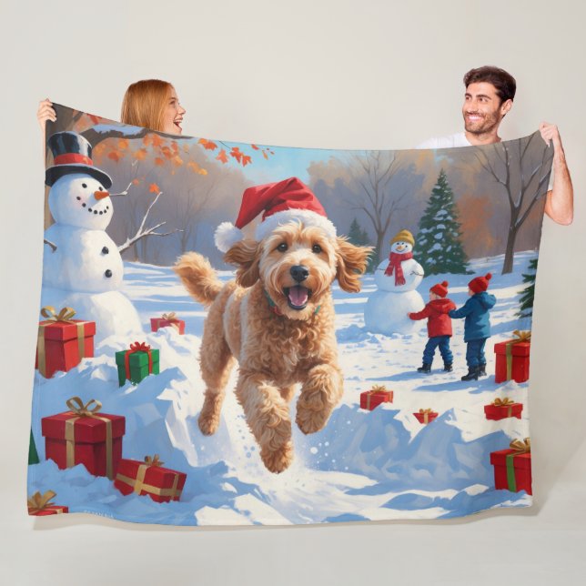 Goldendoodle läuft im Schnee mit Weihnachtshut Fleecedecke (Beispiel)