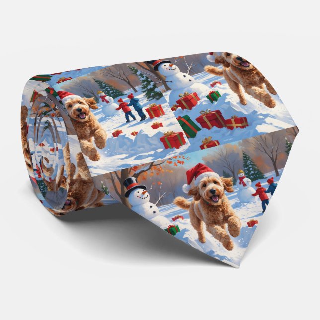 Goldendoodle läuft im Schnee mit Weihnachtshut Krawatte (Gerollt)