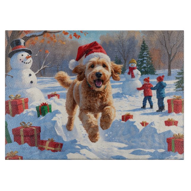 Goldendoodle läuft im Schnee mit Weihnachtshut Schneidebrett (Vorderseite)