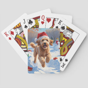 Goldendoodle läuft im Schnee mit Weihnachtshut Spielkarten