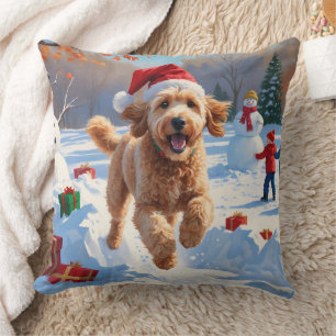 Goldendoodle läuft im Schnee mit Weihnachtsmütze Kissen