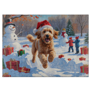 Goldendoodle läuft im Schnee mit Weihnachtsmütze Schneidebrett