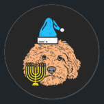 Goldendoodle Menorah Jüdischer Tierhund Runder Aufkleber<br><div class="desc">Goldendoodle Menorah Jüdischer Tierhund</div>