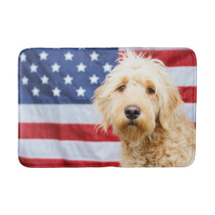 Goldendoodle mit amerikanischer Flagge Badematte