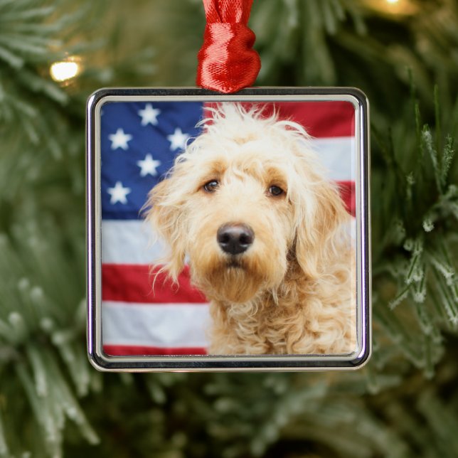 Goldendoodle mit amerikanischer Flagge Ornament Aus Metall (Baum)