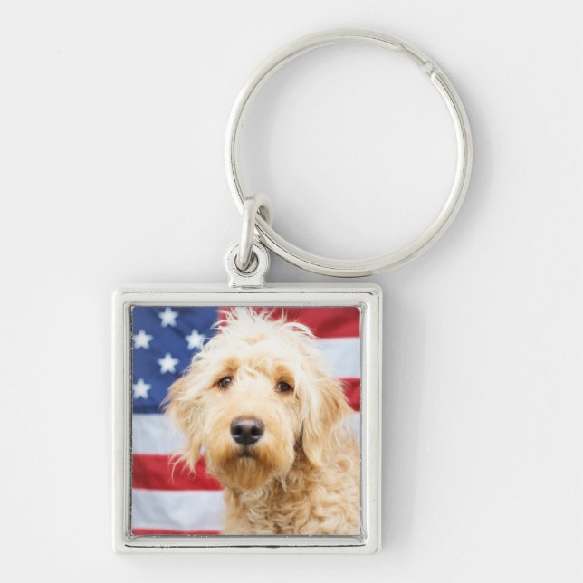 Goldendoodle mit amerikanischer Flagge Schlüsselanhänger (Vorne)