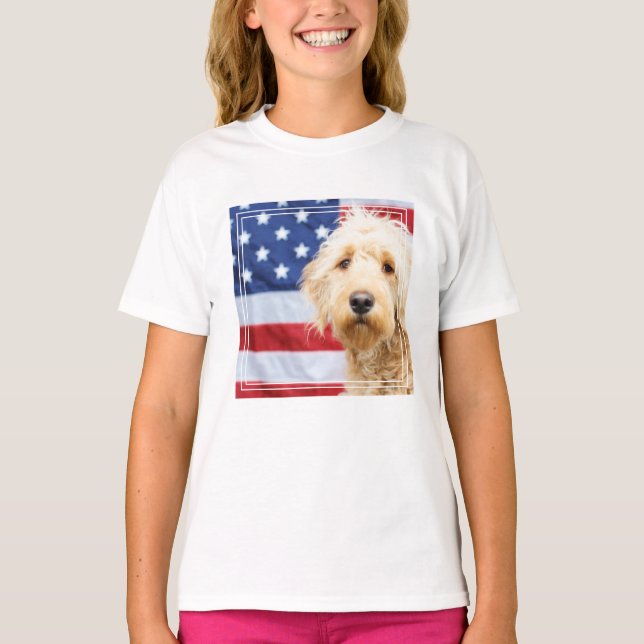 Goldendoodle mit amerikanischer Flagge T-Shirt (Vorderseite)
