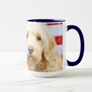 Goldendoodle mit amerikanischer Flagge Tasse