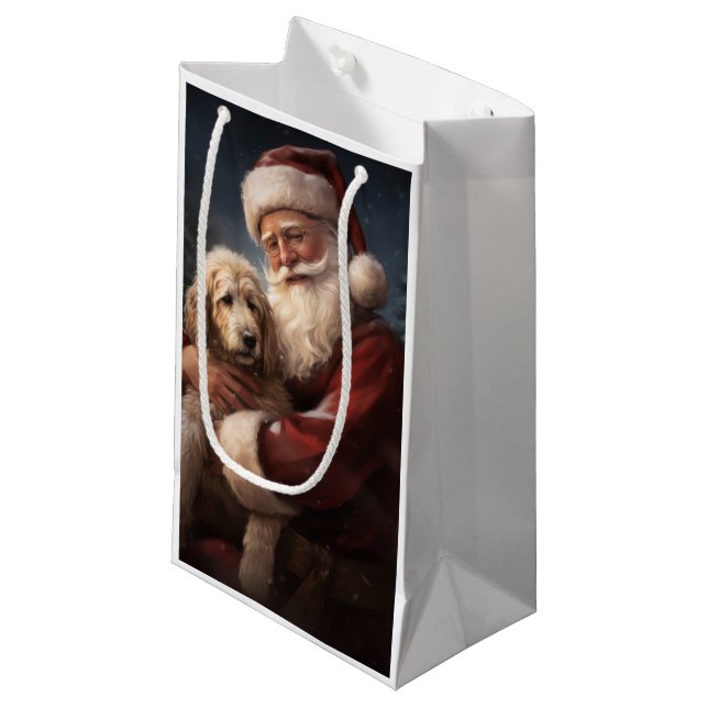 Goldendoodle mit dem Weihnachtsmann Weihnachten Kleine Geschenktüte (Vorderseite Schrägansicht)