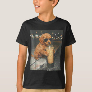 Goldendoodle trinkt Eiskaffee lustiger Hund MemeGo T-Shirt