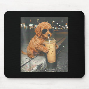 Goldendoodle trinkt Eiskaffee lustiger Hunde-MemeG Mousepad
