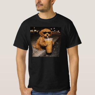 Goldendoodle trinkt Eiskaffee Lustiges Hunde-Meme T-Shirt