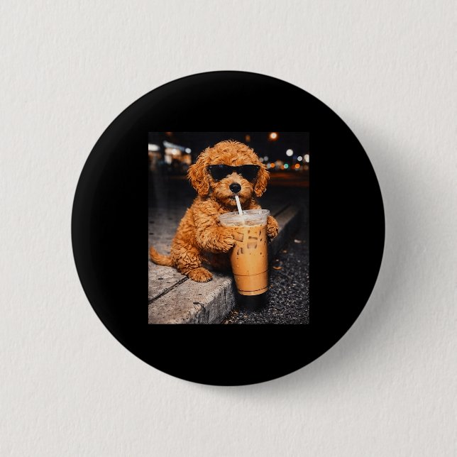 Goldendoodle trinkt Eiskaffee lustiges Tier-Meme Button (Vorderseite)