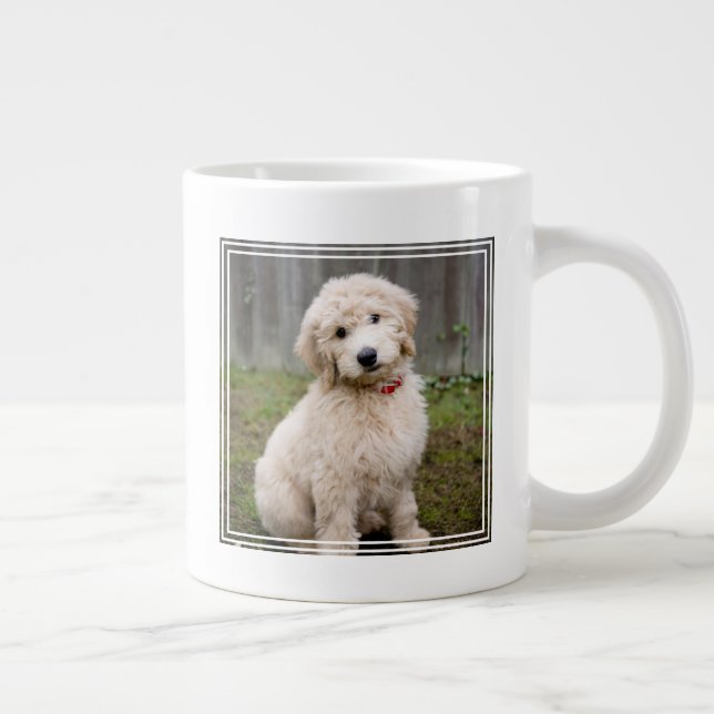 Goldendoodle Welpen im Gras Jumbo-Tasse (Rechts)