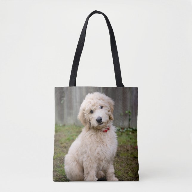 Goldendoodle Welpen im Gras Tasche (Vorderseite)