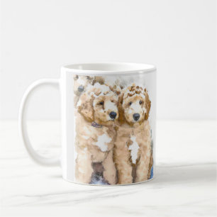 Goldendoodle Welpen spielen niedlich Kaffeetasse