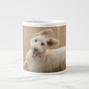 Goldendoodrom läuft durch Gras Jumbo-Tasse