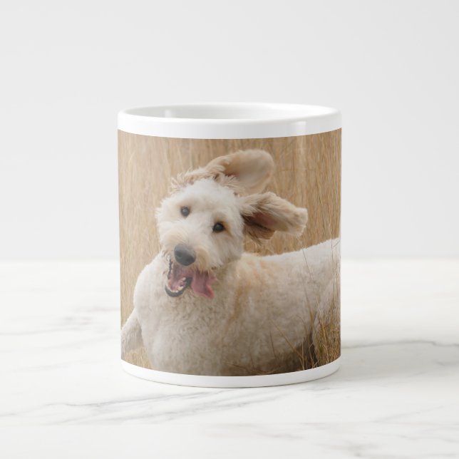 Goldendoodrom läuft durch Gras Jumbo-Tasse (Vorderseite)