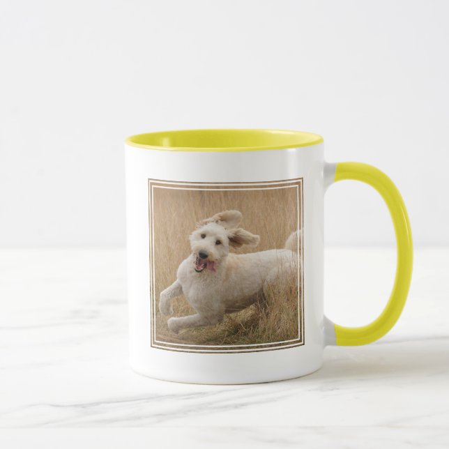 Goldendoodrom läuft durch Gras Tasse (Rechts)