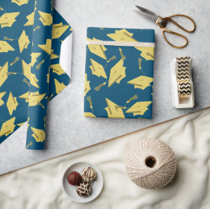 Goldene Abschlusskappen in der Luft auf blauer lus Geschenkpapier