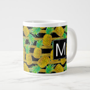 Goldene Ananas auf Streifen Monogramm Jumbo-Tasse