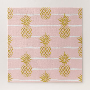 Goldene Ananas, gestreifter Sommerhintergrund.