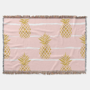Goldene Ananas, gestreifter Sommerhintergrund. Decke