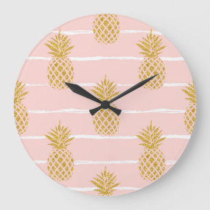 Goldene Ananas, gestreifter Sommerhintergrund. Große Wanduhr