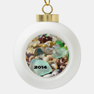 Goldene Ball-Verzierungen addieren Jahr Seeglas Keramik Kugel-Ornament