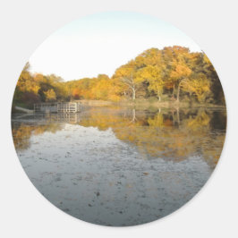 Goldene Bäume und Teich Runder Aufkleber