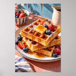 Goldene belgische Waffeln mit frischen Beeren und Poster